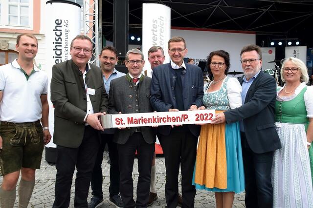 Wirtschafts- und Raumordnungs-Landesrat Markus Achleitner (4. v. r.) und Bürgermeister Harald Grubmair (4. v. l.) sind mit dabei. | Foto: Foto: Land OÖ/Kauder