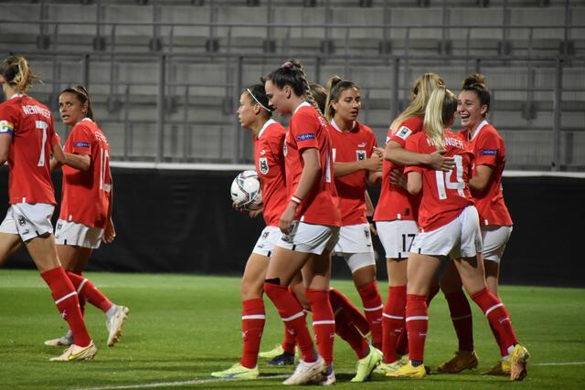 Freude nach dem Treffer von Marie-Therese Höbinger | Foto: Michael Strini