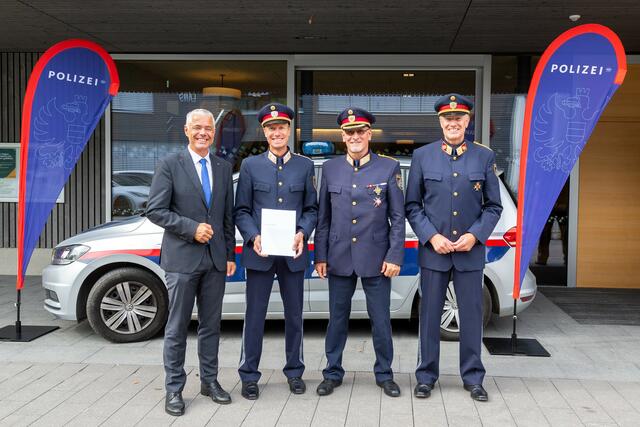 v.l.n.r.: BH Mag. Michael Kirchmair, KontrInsp Thomas Kandler, LPD HR Dr. Edelbert Kohler und BPKdt Obst Gerhard Niederwieser
  | Foto: LPD Tirol, Gruber Bernhard