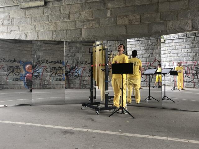 Von der Unterführung bis zum Kirchenvorplatz: Das Ensemble "Studio Dan" tritt an verschiedenen Orten in der Brigittenau kostenlos auf. | Foto: Nik Hummer