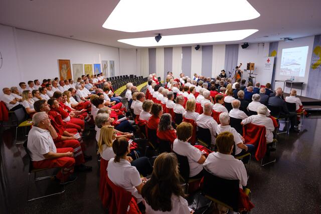 Rund 160 Ehrengäste und Mitarbeiter nahmen an der Bezirksstellenversammlung teil. | Foto: RK Ried/Simharl