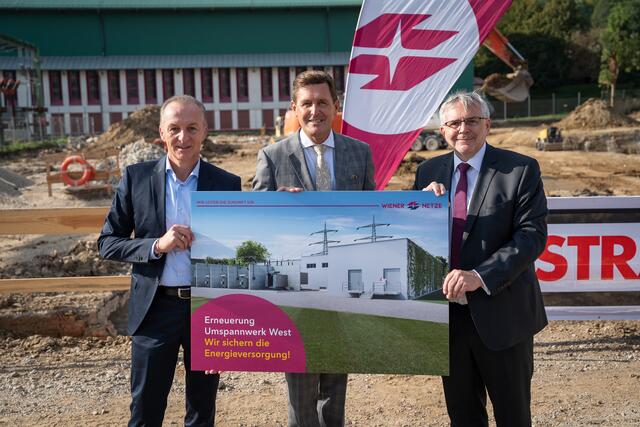 So soll's bald ausschauen: Wiener Netze-Geschäftsführer Gerhard Fida, Wirtschaftsstadtrat Peter Hanke und Gerhard Christiner von Austrian Power Grid (v.r.) nahmen den Spatenstich im Auhof vor. | Foto: David Bohmann