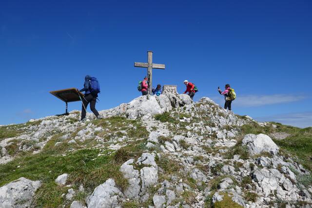 Die Seilbahn-Nähe macht's: Am Salzburger Hochthron ist man selten allein.  | Foto: Thomas Neuhold