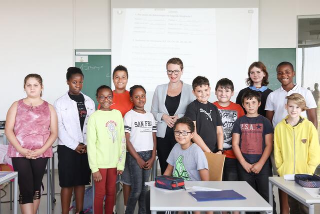 Bildungsstadträtin Eva Schobesberger (Bild Mitte) besuchte die Summer School, die auch heuer wieder im Wissensturm angeboten wurde. | Foto: Stadt Linz