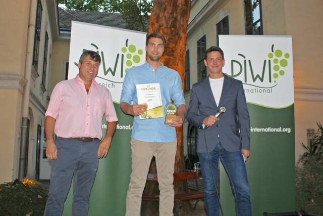 Alexander Goll (mi.) wurde für seinen Donauriesling von PIWI International-Präsident Alexander Morandell und PIWI Österreich-Obmann Markus Renner geehrt. | Foto: W. Pelz