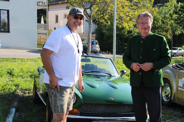 Auch Landeshauptmann Christopher Drexler (r.) zeigte Interesse bei den Oldtimer-Fahrzeugen. Hier im Bild mit Gerhard Wollinger und seinem Fiat. | Foto: RegionalMedien Steiermark/Hofmüller