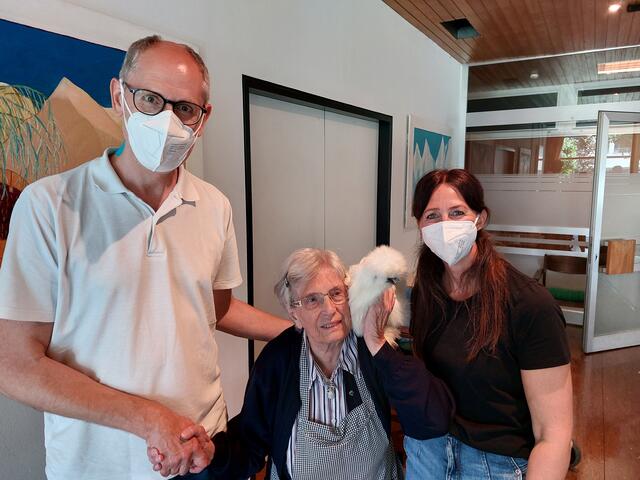 Tiergestützte Therapie mit Hühnern im Altersheim Landeck: Dagmar Walder (re.) und Pflegedienstleiter Viktor Zolet. | Foto: Viktor Zolet