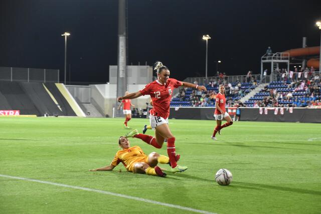 Laura Wienroither überläuft Ulsa Maksuti. | Foto: Michael Strini