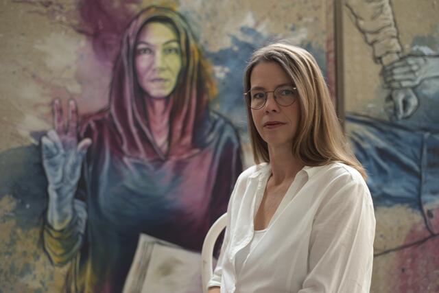 Die Künstlerin Evelyn Kreinecker zeigt in ihrer Werkreihe SIE einen neuen Blick auf christlich
männliche Schöpfer- und Erlöserbilder.  | Foto: Andrea Groisböck