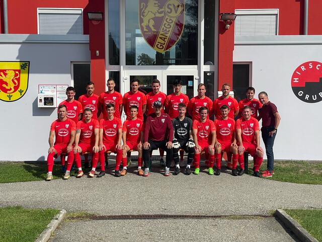 Die Kampfmannschaft des SV Glanegg mit Trainer Guido Frank.  | Foto: Privat