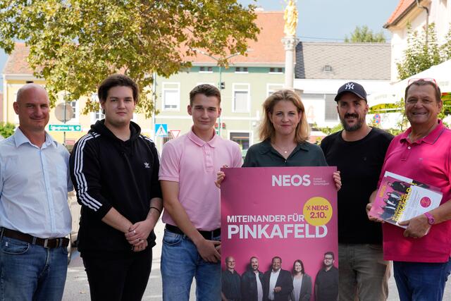 Wahlkampfhilfe: NEOS-Parteivorsitzende Beate Meinl-Reisinger und NEOS-Gemeinderat Edi Posch mit dem Team von NEOS Pinkafeld | Foto: NEOS Burgenland