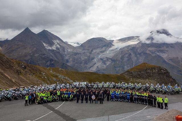 Die 24 Männer und 5 Frauen absolvieren ihre Ausbildung für die Salzburger Polizei im Bildungszentrum Wels in Oberösterreich. Ihre Angelobung fand dieses Mal in der eindrucksvollen  Kulisse des Großglockners statt. Flankiert von 100 Motorrädern. | Foto: Polizei Salzburg
