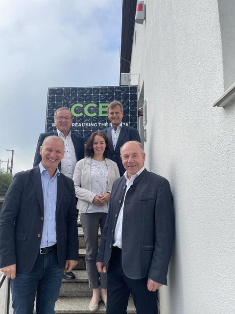 Landtagspräsident Hiegelsberger (re.) besuchte die Firma CCE. | Foto: OÖVP Steyr-Land