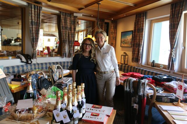 Dir. Edith Luka vom Alpinhotel Rudolfshütte und Frau Kathi Steiner, zwei Damen, die Gipfelschach tatkräftig unterstützen. | Foto: Harald Sammer