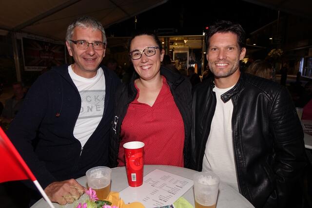 Dieses Trio genoss nicht nur am Hauptplatz die ausgelassene Stimmung und tolle Musik. | Foto: Michael Blinzer
