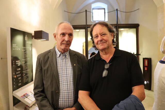 Kurt Tschiderer, der Obmann des Vereins Kunstraum Pettneu und Künstler Roland Böck.  | Foto: Elisabeth Zangerl 