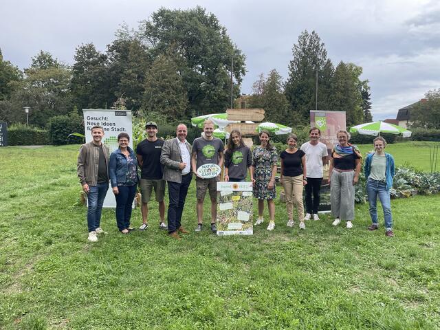 Gemeinsam mit Bgm Christoph Stark, VertreterInnen von Plan G, dem Auszeit Jugendhaus, der Naturschwärmerei, dem Dachverband der offenen Jugendarbeit, feierlichen Übergabe der Natur im Garten-Plakette mit Gartenbesichtigung | Foto: Engelmann