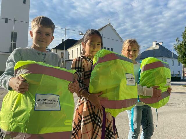 Selim, Zarah und Wila freuen sich über ihre neuen Schulatschenüberzüge