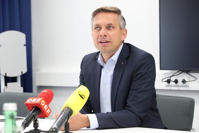 Sozial-Landesrat Wolfgang Hattmannsdorfer (ÖVP) will nicht nur das Image des Pflegeberufes aufpolieren, sondern auch das vorhandene Potenzial besser nutzen.  | Foto: Land OÖ