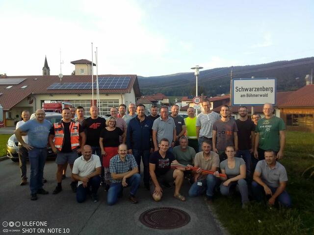 Bürgermeister Michael Leitner feierte mit Bauausschussobmann Ernst Greiner, Bauleiter Pater Kees (Strabag), Sarah Kaburek (Strabag) und Michael Hübl (Strabag) das gelungene Projekt. | Foto: Foto: Gemeinde Schwarzenberg