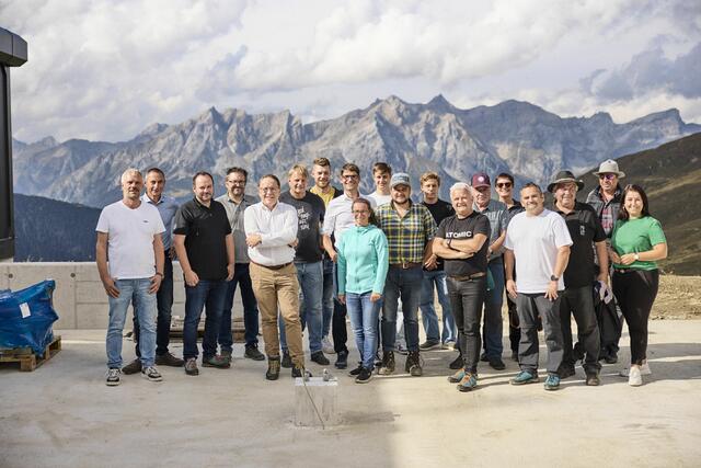 Neue "8EUB Furglerblick" der Bergbahnen See: Die Unternehmer:innen zeigten sich von der Baustellenbesichtigung begeistert. | Foto: Julian Raggl