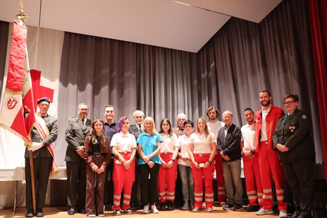 Feierliche Angelobung: RK-Bezirksstellenleiter Christian Klimmer, RK-Tirol Präsident Günther Ennemoser und Freiwilligenvertreterin Eva-Maria Errath mit den neuen aktiven Mitgliedern.  | Foto: Othmar Kolp