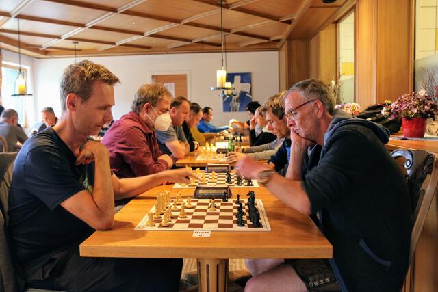 vorne rechts: USK-Schachklubchef Thomas Feichtner, Uttendorfs elostärkster Spieler, in Aktion | Foto: Harald Sammer