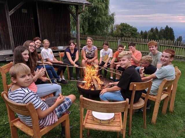gemeinsames Lagerfeuer beim Jugendtag in St. Lorenzen | Foto: Julia Kremser