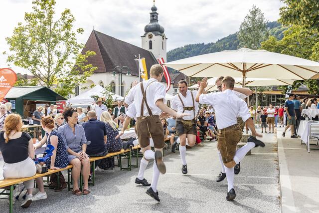 Schuhplattler an der Langen Tafel beim Regionsfest in Lunz am See | Foto: Theo Kust