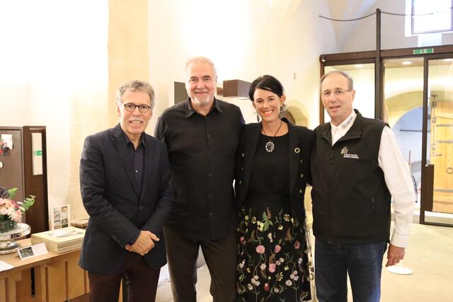 Künstlerfreund Elmar Peintner mit Edgar Mall und seiner Ehefrau Sonja sowie Nikolaus Köll (Vizeobmann des Museumsvereins), von links.  | Foto: Elisabeth Zangerl 