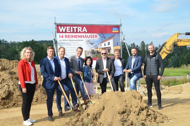 Vizebürgermeisterin Petra Zimmermann-Moser, Architekt Reinhard Litschauer, Bürgermeister Patrick Layr, Bezirkshauptmann Stefan Grusch, Abgeordnete zum NÖ Landtag Margit Göll, WAV-Vorstandsdirektor Manfred Damberger, Bernhard Diesner, WAV Prokurist Horst Rosenbusch, Bauleiter Michael Mejta | Foto: WAV