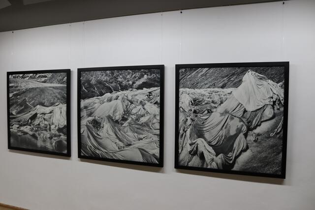 Beeindruckende Fotografien vom Rhonegletscher, der in Tücher gehüllt wurde.  | Foto: Elisabeth Zangerl 