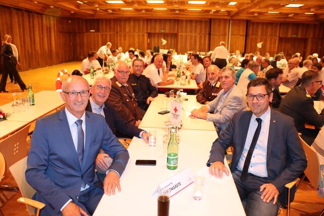 Zahlreiche Ehrengäste aus der Politik sowie Vertreter der Blaulichtorganisationen waren anwesend. | Foto: Othmar Kolp