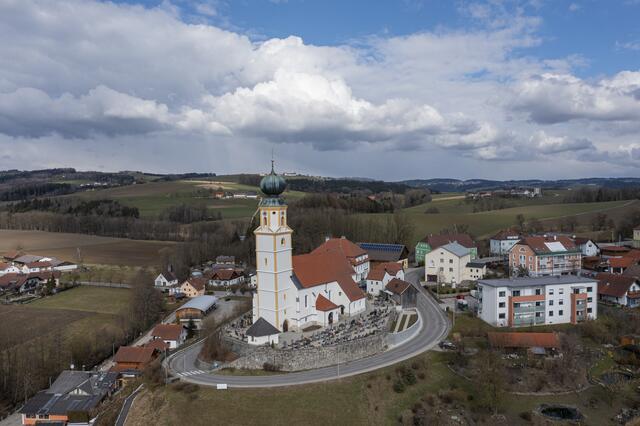 In DIersbach fehlen seit der "Summer Storm"-Party zwei Verkehrsschilder.  | Foto: Schmiedleitner