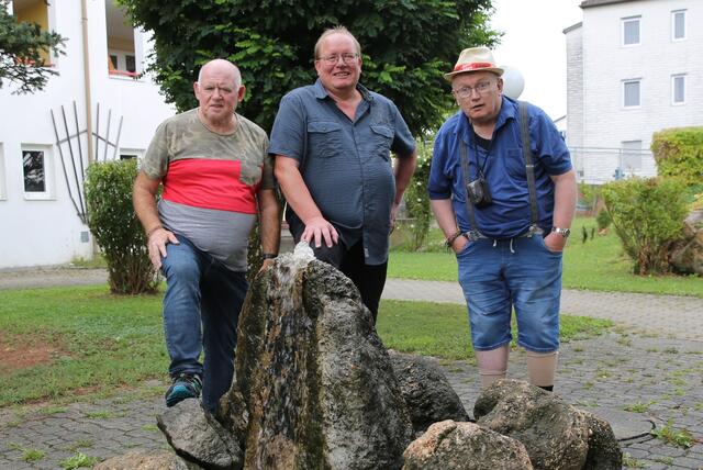 Franz Boubenicek (Mitte) mit den beiden Bewohnern und St. Pius Urgesteinen Harald Weißengruber (l.) Hermann Nöhammer | Foto: Caritas OÖ