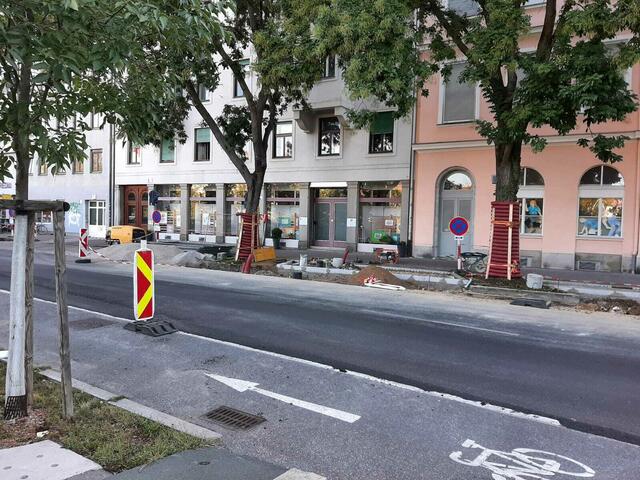 Am Kaiser-Franz-Josef-Kai verschwinden Parkplätze und eine Fahrspur, damit der Radweg verbreitert werden kann. | Foto: Privat