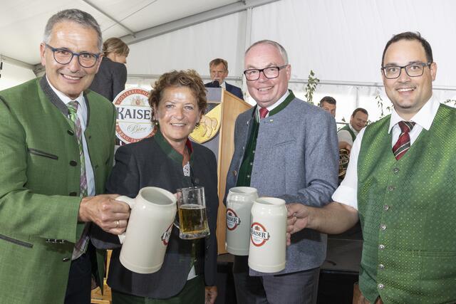 Ein Prosit auf das Wildnisgebiet beim Regionsfest in Lunz am See | Foto: Theo Kust