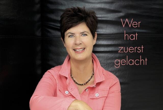In der Phase der langen Corona-Pandemie ist von Petra Böck ein ganz neuer Titel erschienen. „WER HAT ZUERST GELACHT“, ein richtiger Partykracher, der das Publikum sofort zum Mitsingen animiert. 