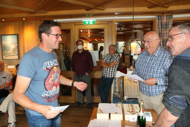 Mike Thurner erhält seinen Sonerpreis als bester Pinzgauer. Rechts im Bild Turnierleiter Alois Grundner und Schachklub-Chef Thomas Feichtner. | Foto: Harald Sammer