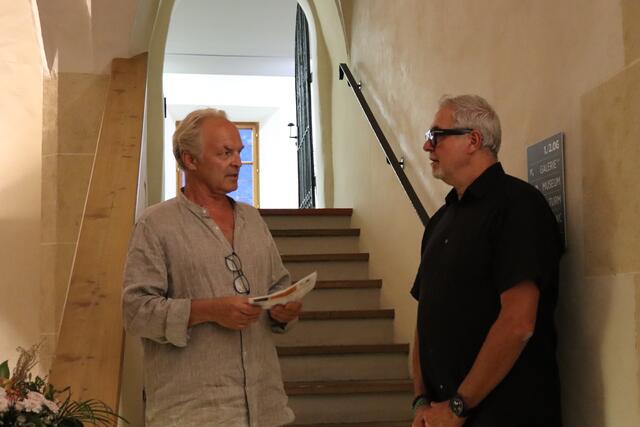 Künstler Edgar Mall im Gespräch mit Laudator Christian Moschen (links).  | Foto: Elisabeth Zangerl 