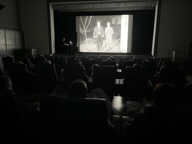 Stummfilmpianist Gerhard Gruber saß im Kinola Lambach am linken Bühnenrand und improvisierte live zu den vier Komödien von Laurel &amp; Hardy. | Foto: Christina Gärtner