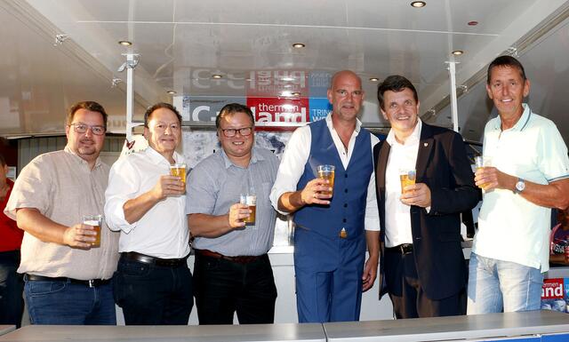 FSR Christian Sommerbauer, Lagerhaus-Dir. Andreas Kröll, Lagerhaus-Obmann Leander Feiertag, Schlagerstar Udo Wenders, Bgm. Franz Jost, Vizebgm. Harald Peindl. | Foto: Lagerhaus Thermenland