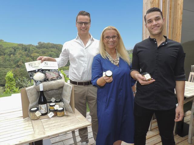Die Kogel 3 Herbstbox ist bereits zur Lieferung bereit - Manuel Pristovnik, Beatrix Drennig und Christopher Silly freuen sich. | Foto: B. Gady