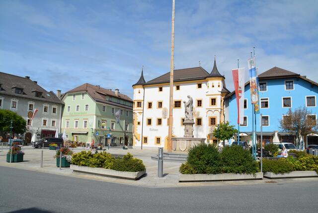 Im Bild ist der Marktplatz des Bezirkshauptorts Tamsweg zu sehen. | Foto: RegionalMedien