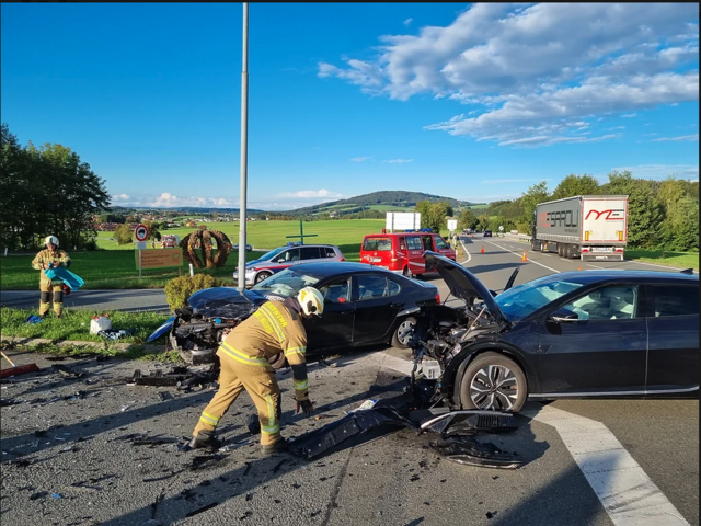 Verkehrsunfall auf der B1 bei Neumarkt am Wallersee | Foto: Freiwillige Feuerwehr Neumarkt