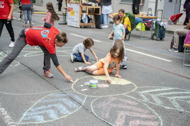Die Straße mit Kreide bemalen machten den Kleinen besonderen Spaß. | Foto: René Brunhölzl