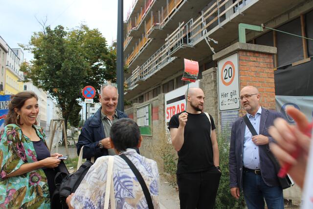 Durch das alte und neue Favoriten führten Helene Scheller (MA 25), Bojan Schnabl (MA 50), Severin König (GB*) sowie Andreas Schwab (Stadtbaudirektion), v.l.,r. | Foto: Sabine Ivankovits
