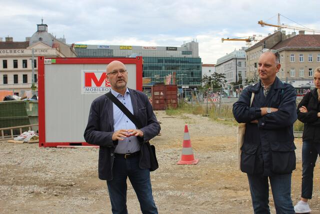 Andreas Schwab von der Stadtbaudirektion erzählte, dass am Neuen Landgut ca. 1.500 Wohnungen entstehen werden.  | Foto: Sabine Ivankovits