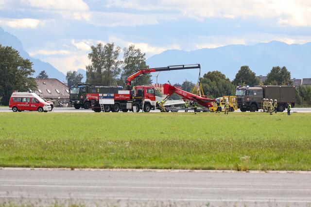 Ersten Angaben zufolge landete das Kleinflugzeug nach einem Kunstflug und dürfte beim Ausrollen von einer Windböe erfasst worden sein. | Foto: laumat.at/Matthias Lauber