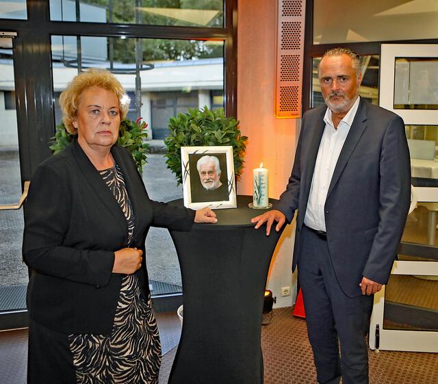 Landeshauptmann Hans Peter Doskozil und Landtagspräsidentin Verena Dunst würdigten Frank Hoffmann im Kulturzentrum.  | Foto: Landesmedienservice